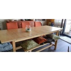 3 meterlange houten eettafel met bankje van Ikea
