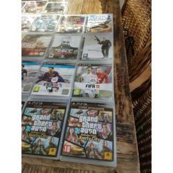 PlayStation 3 met 2 controllers en 32spellen
