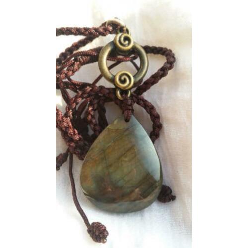 Labradoriet en antiek brons hanger ketting