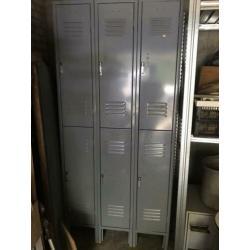 Oude vintage locker grijs.6 deurs