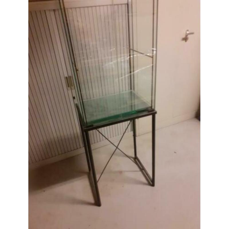Vitrinekast glas met glazen planken en lampje