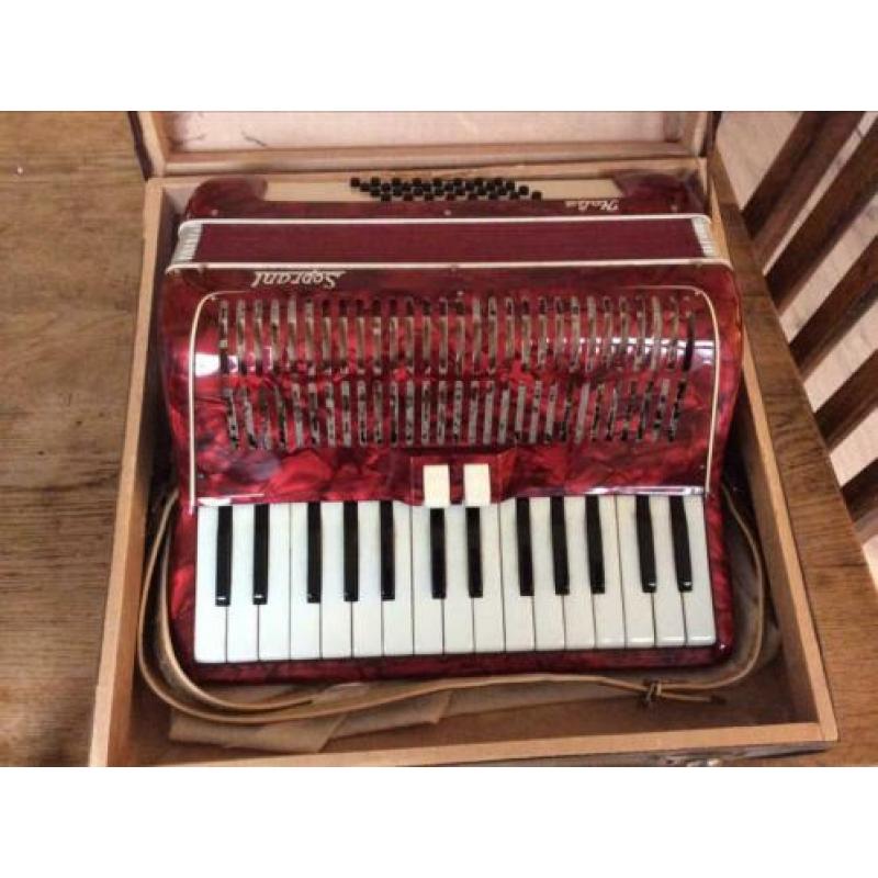 Vintage Soprani Italia Piano Accordeon 32 Bass 39 Keys