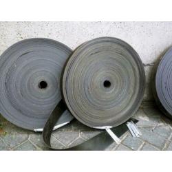 Rubberen band van 8 cm, 250 meter en bevestigingsmateriaal