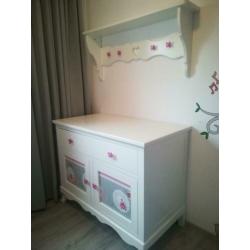 Commode + wandplank / kapstok meisje