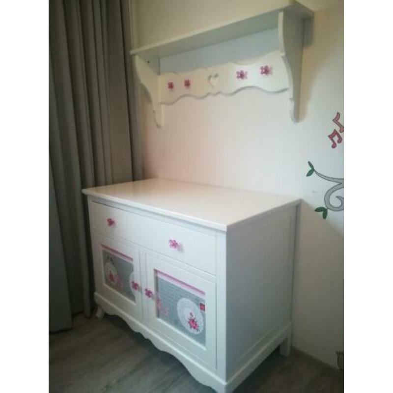 Commode + wandplank / kapstok meisje