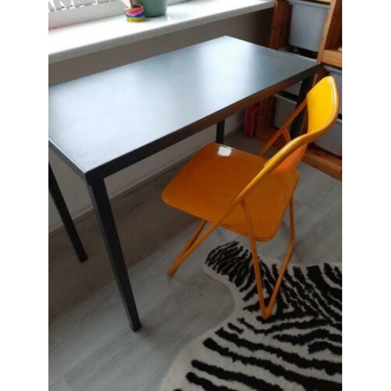 Bureautje / sidetable grijs + gele klapstoel
