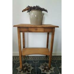 Oud eiken bijzettafel, sidetable, nachtkastje met lade.
