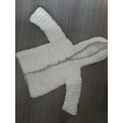 Warm gebreid wit met grijs borg vest jasje maat 80