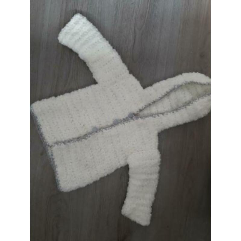 Warm gebreid wit met grijs borg vest jasje maat 80