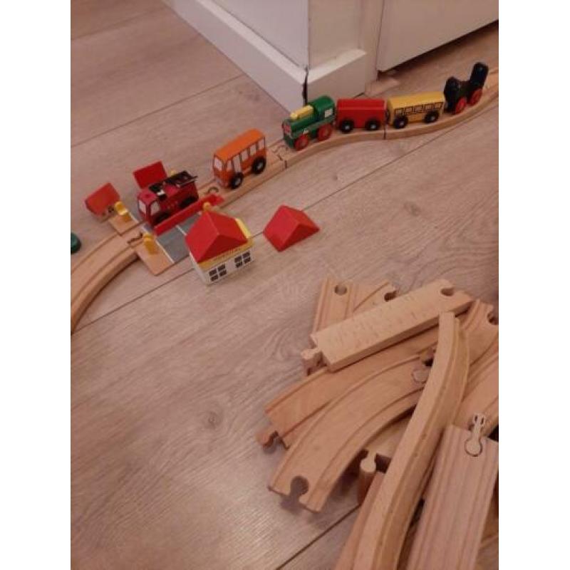 Houten treinbaan met treintjes en toebehoren