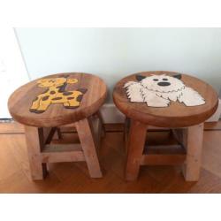 2 houten krukjes