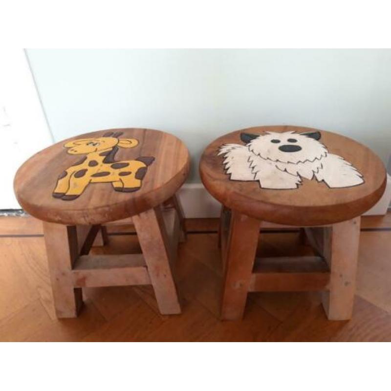 2 houten krukjes