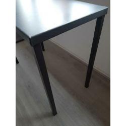 Bureautje / sidetable grijs + gele klapstoel