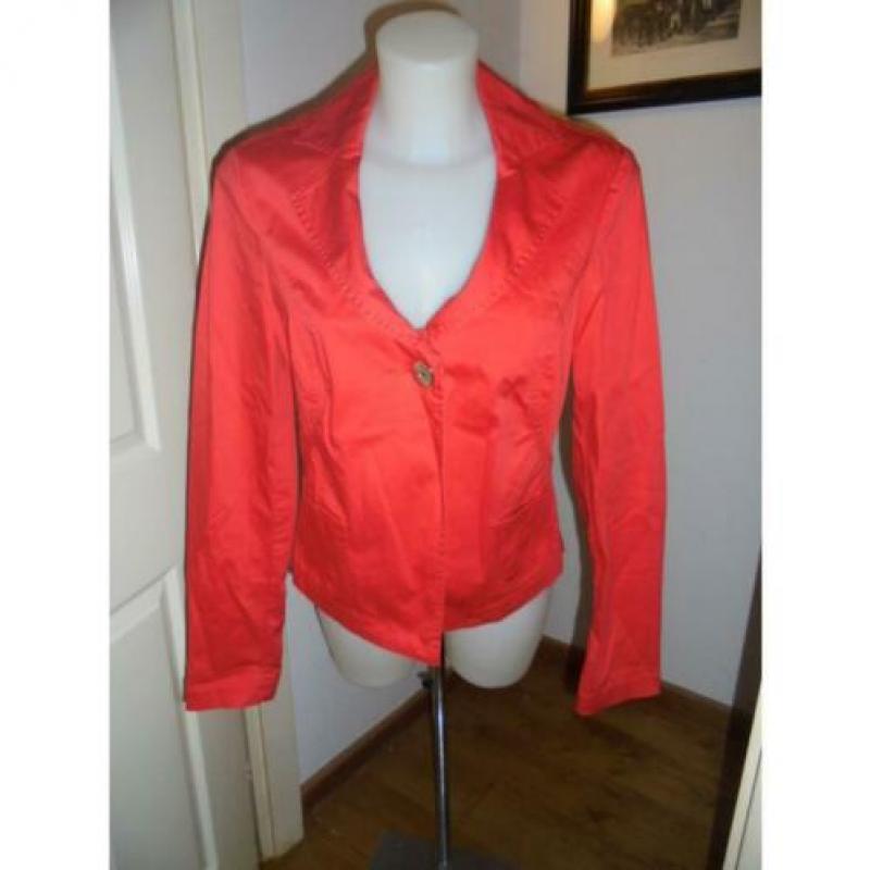 D4A Armani vuur rood jasje merk knoop label op de kraag D38