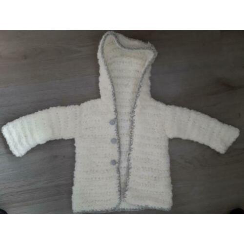 Warm gebreid wit met grijs borg vest jasje maat 80
