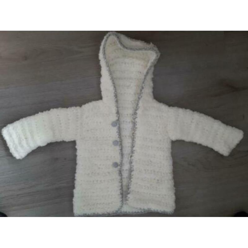 Warm gebreid wit met grijs borg vest jasje maat 80