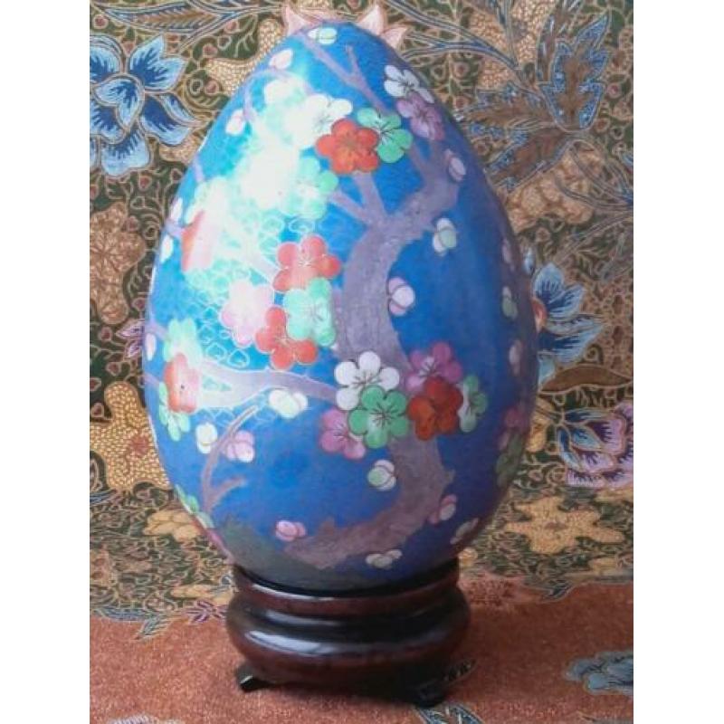 Prachtig groot oud Chinees cloisonne ei met bloesem 22,3 cm.