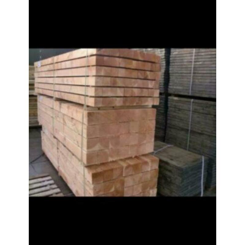 Douglas balken houten planken schutting palen
