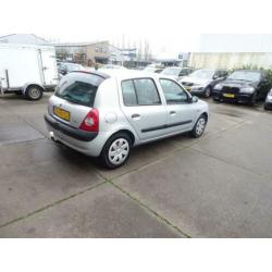 Renault Clio 1.4-16V Privilège (bj 2002, automaat)