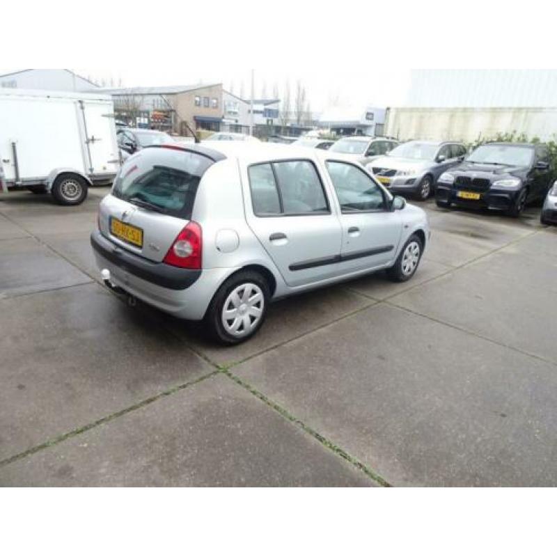 Renault Clio 1.4-16V Privilège (bj 2002, automaat)