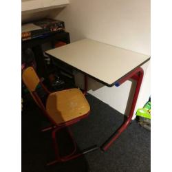 school bureau / tafel