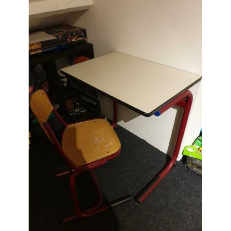 school bureau / tafel