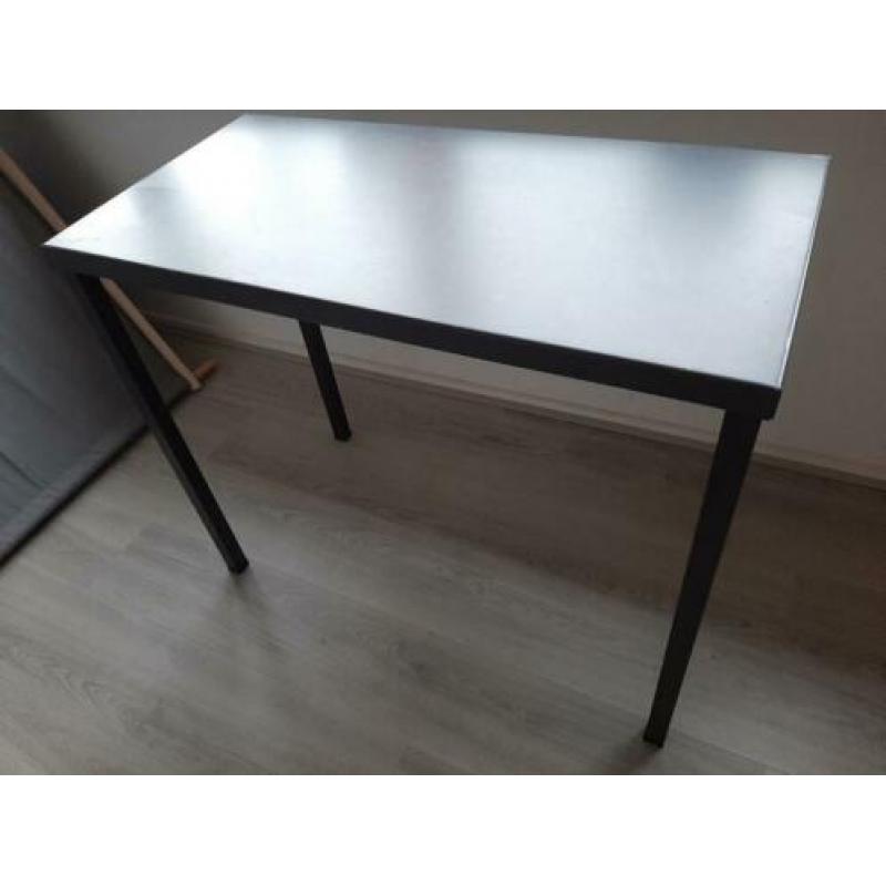 Bureautje / sidetable grijs + gele klapstoel