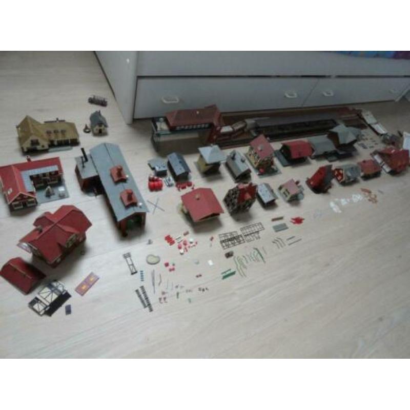 HO modelspoorbouw - huizen en gebouwen - schaal 1:87