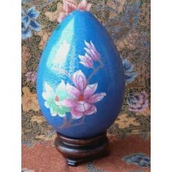 Prachtig groot oud Chinees cloisonne ei met bloesem 22,3 cm.
