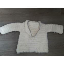Warm gebreid wit met grijs borg vest jasje maat 80