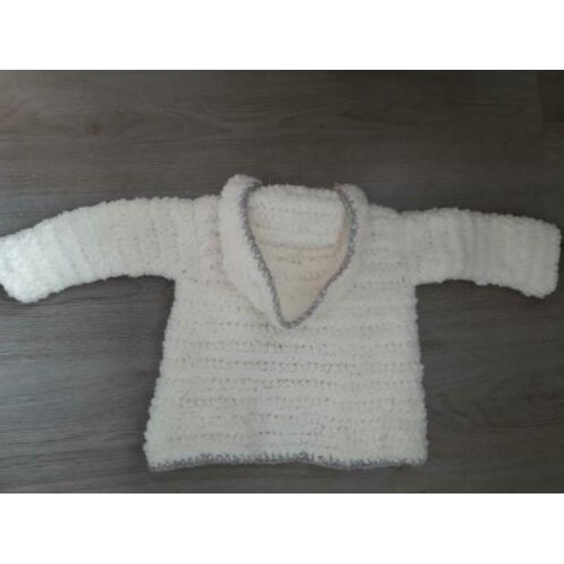 Warm gebreid wit met grijs borg vest jasje maat 80