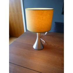 Schemerlamp met lime-kleurige kap