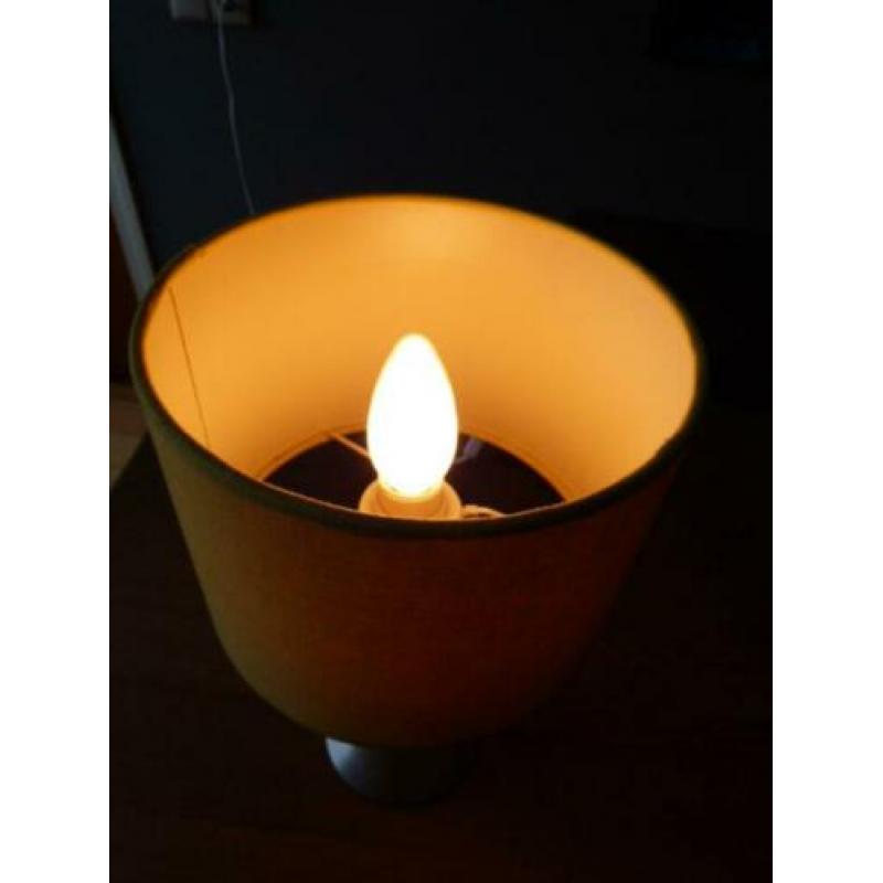 Schemerlamp met lime-kleurige kap