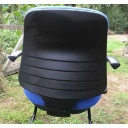 4 kobaltblauwe kantoorstoelen