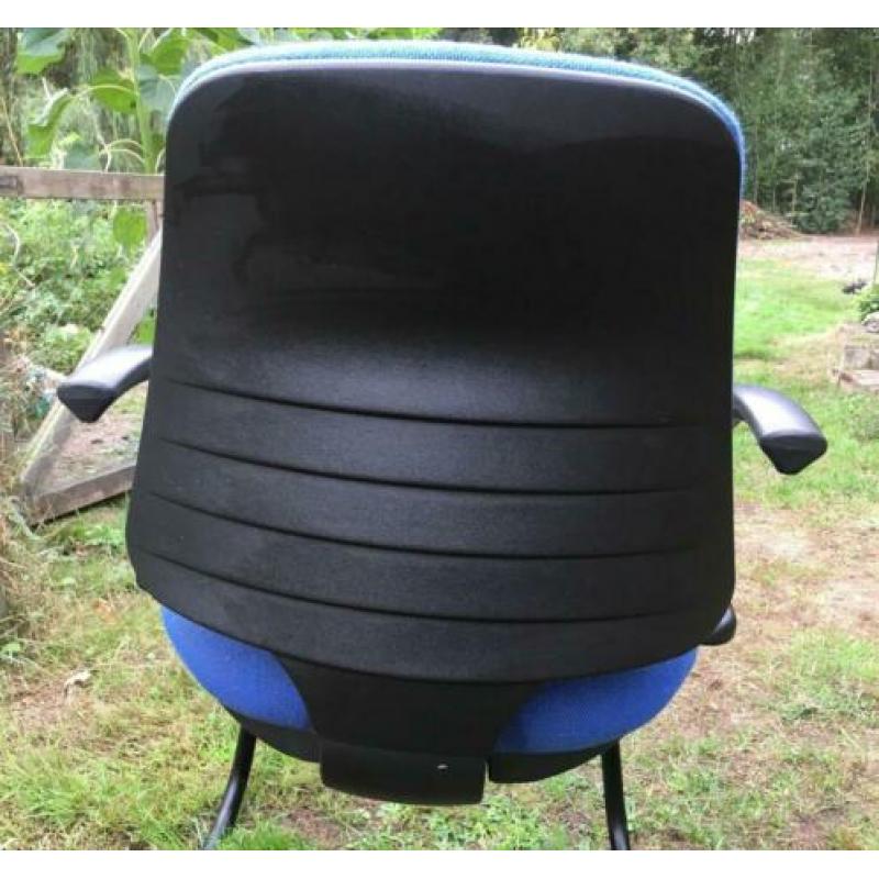 4 kobaltblauwe kantoorstoelen