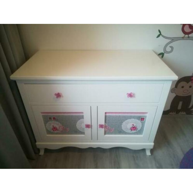 Commode + wandplank / kapstok meisje