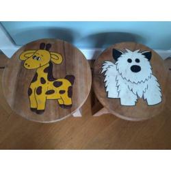 2 houten krukjes