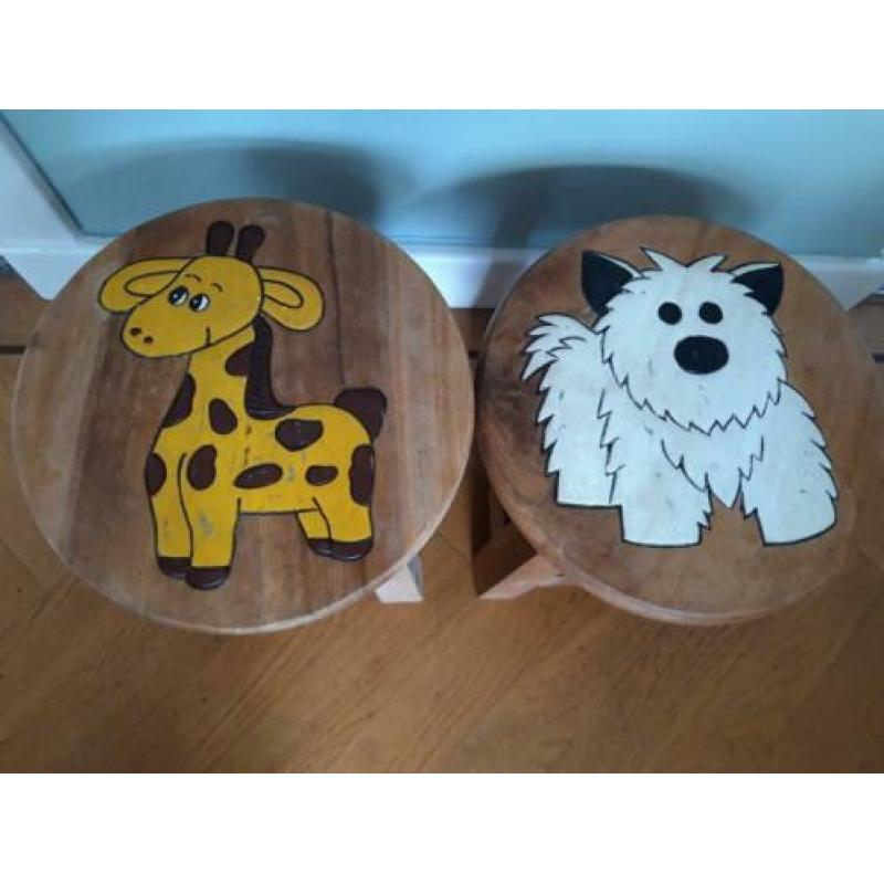 2 houten krukjes