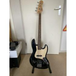 Squier Basgitaar met versterker en accessoires