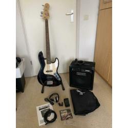 Squier Basgitaar met versterker en accessoires