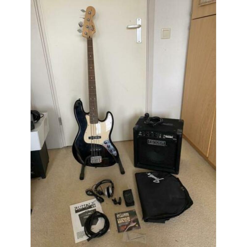 Squier Basgitaar met versterker en accessoires