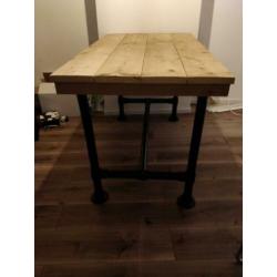 Mooie industriële eettafel