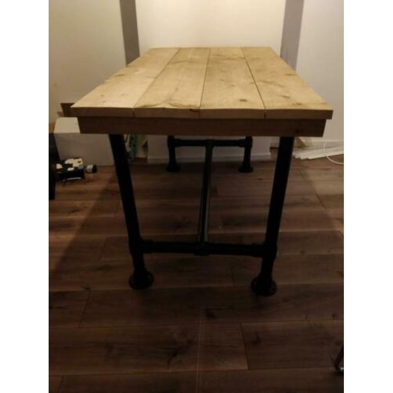 Mooie industriële eettafel