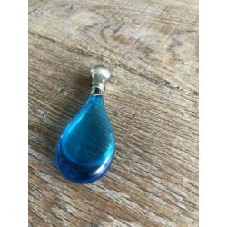 Liggend azuurblauw parfumflesje van geblazen glas