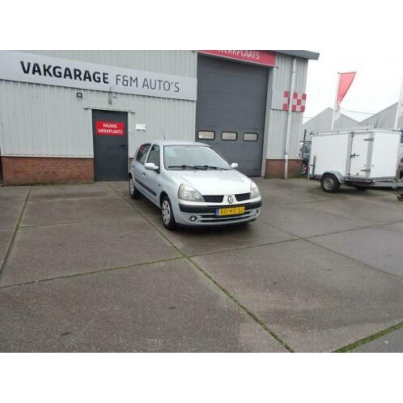Renault Clio 1.4-16V Privilège (bj 2002, automaat)