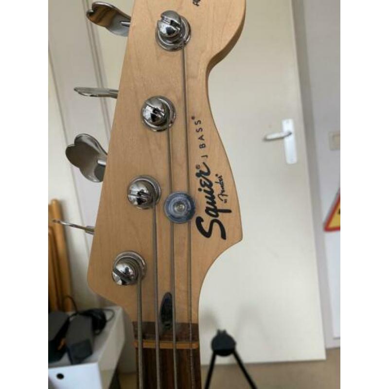 Squier Basgitaar met versterker en accessoires