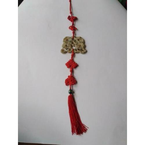 Lange Chinese hanher van Jade, met rood touw