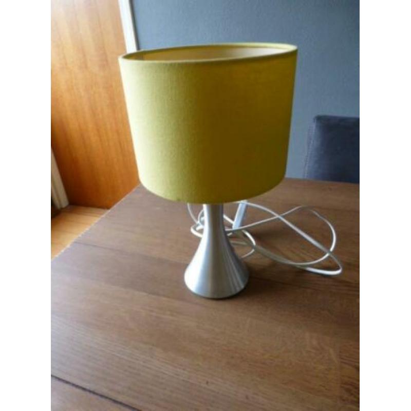 Schemerlamp met lime-kleurige kap