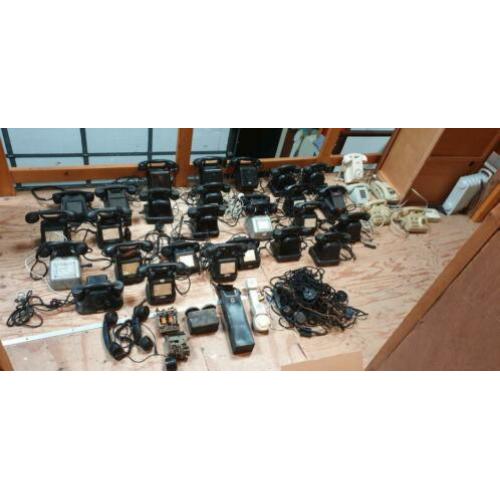 grote partij oude telefoons bakeliet 33 stuks
