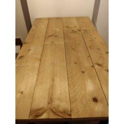 Mooie industriële eettafel